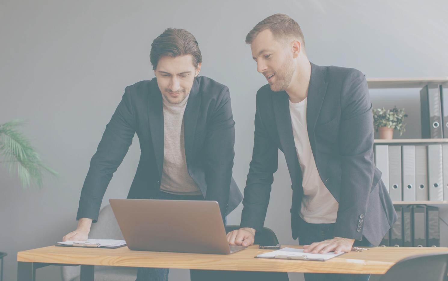 Modernes Büro mit Finanzplanungstools